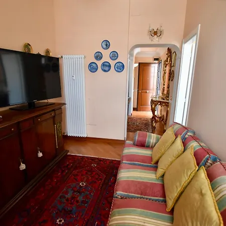 Apartment Classicosuitetetti Stylish Penthouse With Private Sun Terrace, Near The Fiera And Beaches Genua